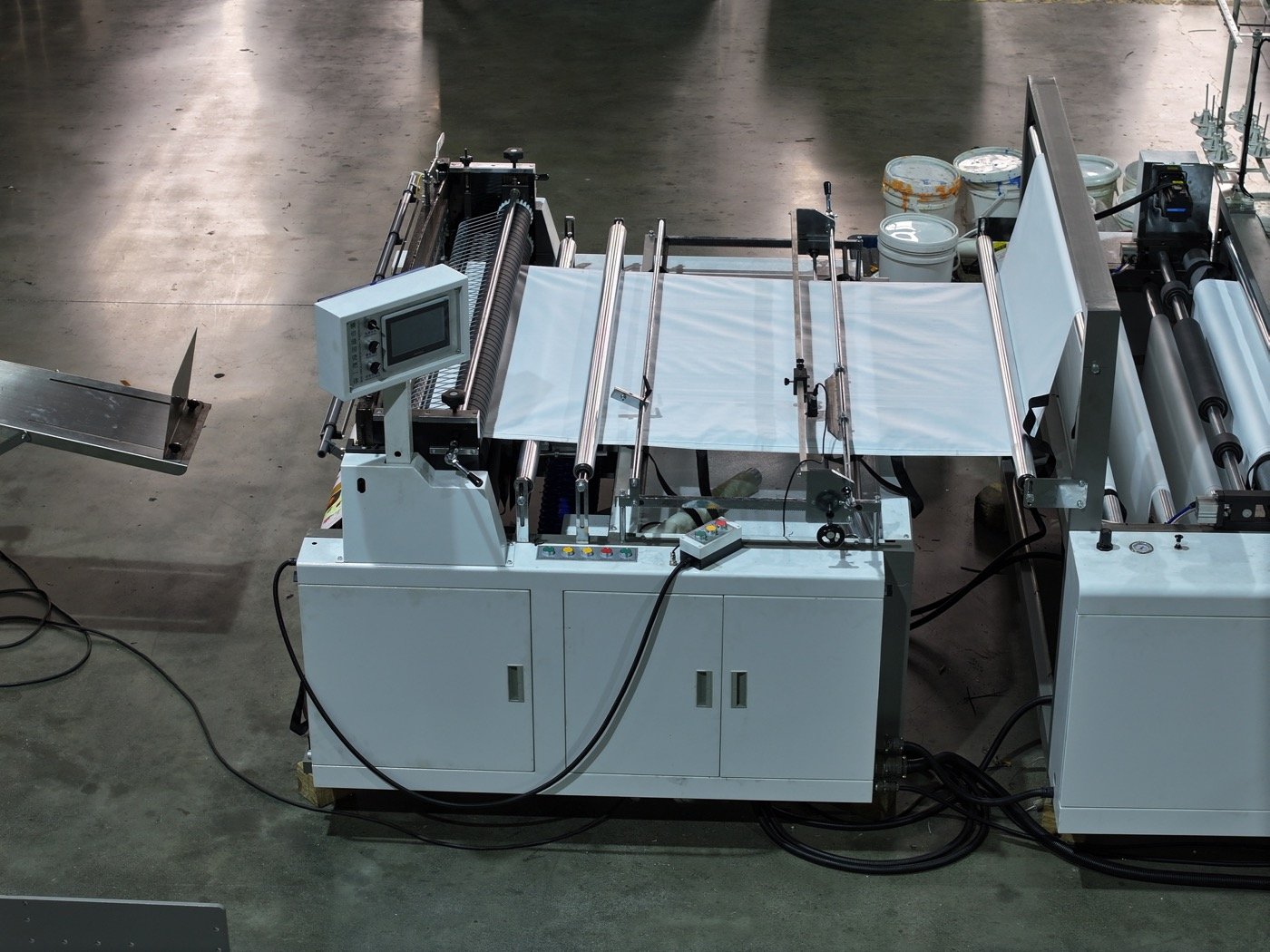 Non Woven Crosscut & Handle Sewing Machine 2